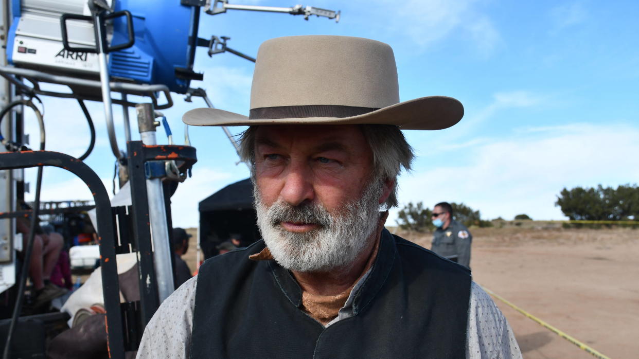 « Rust » : un an et demi après la mort de Halyna Hutchins, le tournage va reprendre
(Photo d’Alec Baldwin sur le plateau de « Rust »)