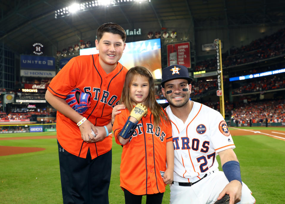 Dawson threw out the first pitch at Game 4 of the World Series. (Photo: Alex Trautwig via Getty Images)