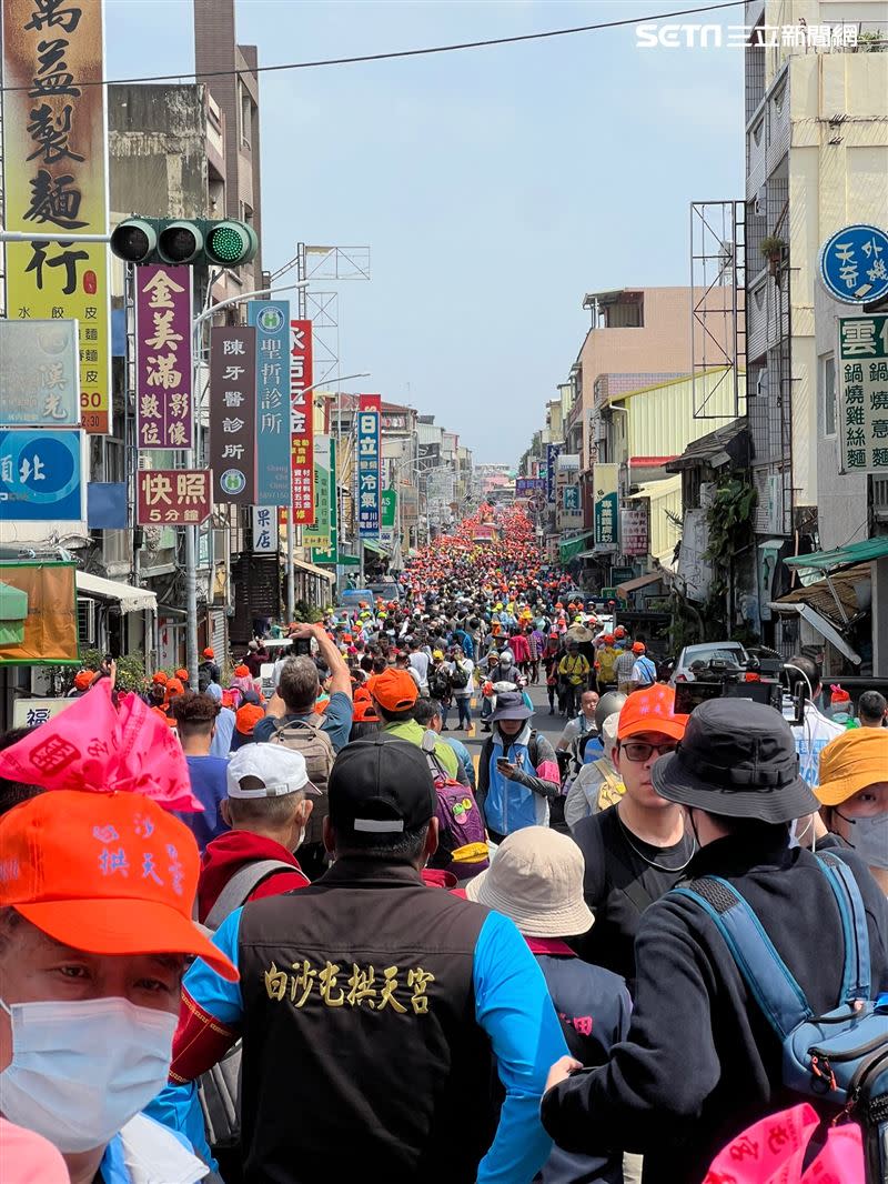 白沙屯媽祖所到之處，都擠滿香燈腳。（圖／記者鄭尹翔、林宥村攝影）