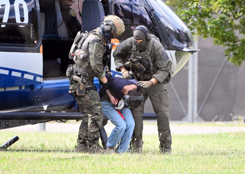 The alleged perpetrator of the knife attack in Solingen is taken by a helicopter to a motorcade to transport him to the investigating judge at the Federal Court of Justice (BGH), who will decide on an arrest warrant. Several people were killed and injured in a knife attack on Friday evening at the city festival celebrating the 650th birthday of the city of Solingen. Uli Deck/dpa