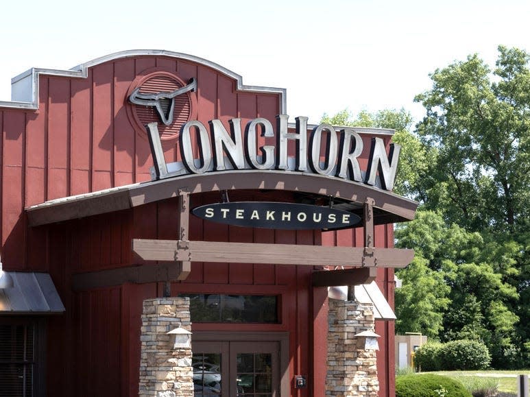 The exterior of a Longhorn steakhouse.