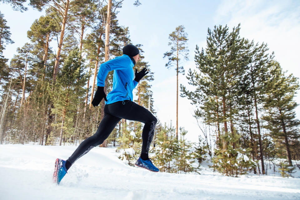 Laufschuhe an und los – einfacher geht es kaum: Laufen hält fit, die Bewegung an der frischen Luft und neue Umwelteindrücke geben uns ein gutes Gefühl. Und das wollen wir auch im Winter!