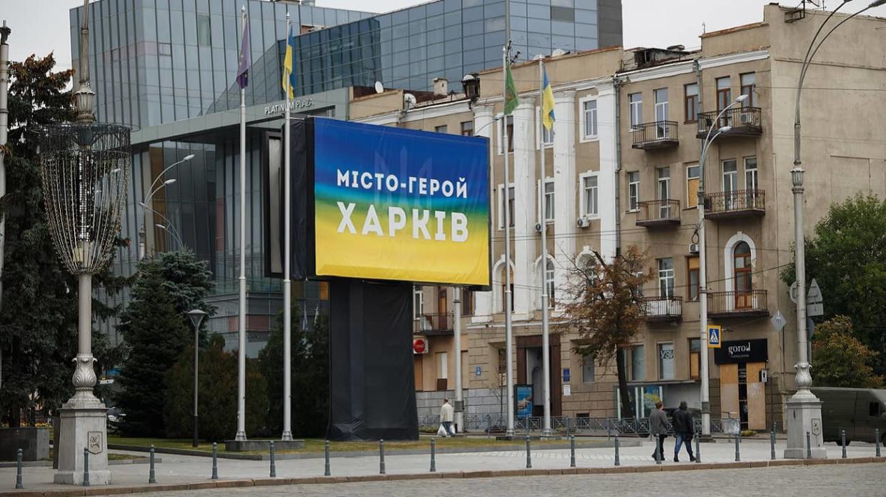 A billboard in the city of Kharkiv says, “Kharkiv is a hero city!” Photo: Dmytro Larin, Ukrainska Pravda