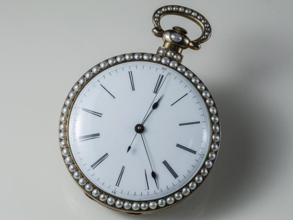 ●「播喊」大八件百花圖琺瑯彩繪懷錶，18K金材質，年代約1820年，估價約200萬元 這只懷錶我收藏了約15年之久，是罕見的八日鍊鋼製機芯大八件懷錶，連機芯零件也剛好分成八大塊，很多大八件其實都沒有剛好八塊零件來著的，品相也非常的完整。這只懷錶之前被一個熟客求售，後來坳不過只好賣他，但沒多久我就後悔了（笑），最後只好再多加一些錢把它給買回來！