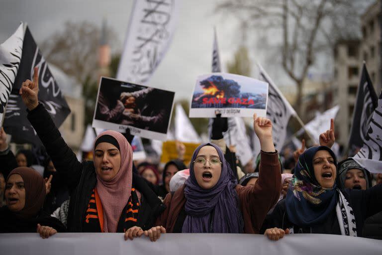 Manifestantes marchan durante una manifestación en apoyo de los palestinos en Gaza, en medio de la guerra en curso entre Israel y Hamas, en Estambul, Turquía, el domingo 17 de diciembre de 2023.