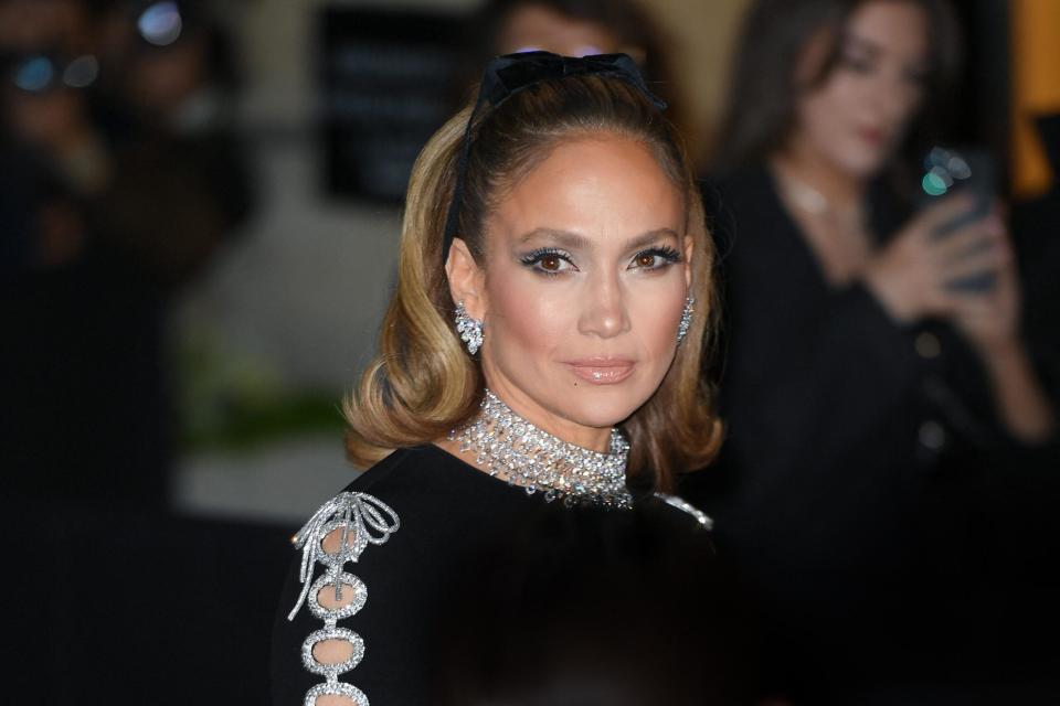 Jennifer Lopez tears her hair mid-performance 