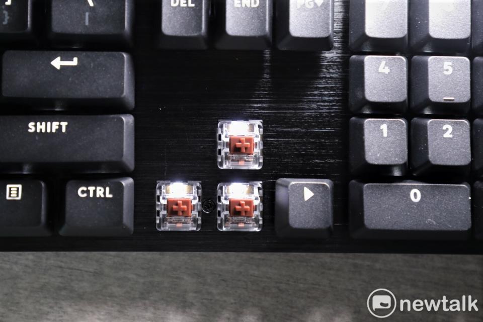 G413 SE 機械式背光電競鍵盤的鍵帽則是 PBT 鍵帽以及具有遊戲等級觸感機械軸 圖：蔡幸秀/攝