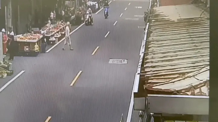 桃園8旬老翁過馬路遭撞「噴飛」，緊急送醫。（圖／TVBS）