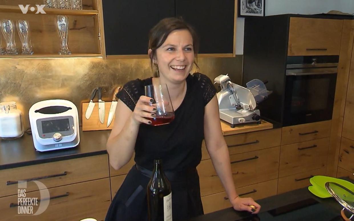 Schon beim Vorbereiten der Jus fürs Wild gönnt sich Kathy ein Glas von dem guten Wein.
 (Bild: RTL)