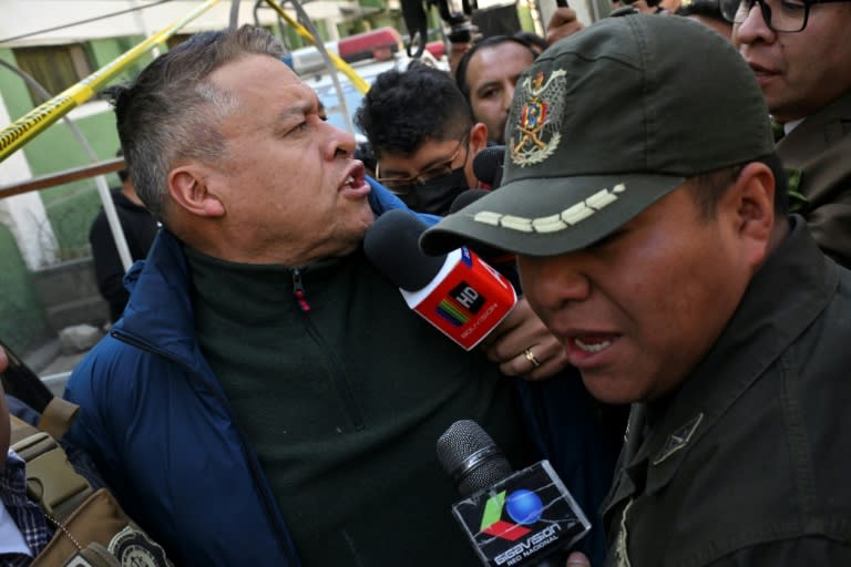 Le général Juan José Zuniga, chef de l'armée bolivienne démis de ses fonctions, s'adresse aux journalistes lors de son transfert à la prison de haute sécurité de San Pedro de Chonchocoro, le 29 juin 2024 à La Paz (AIZAR RALDES)