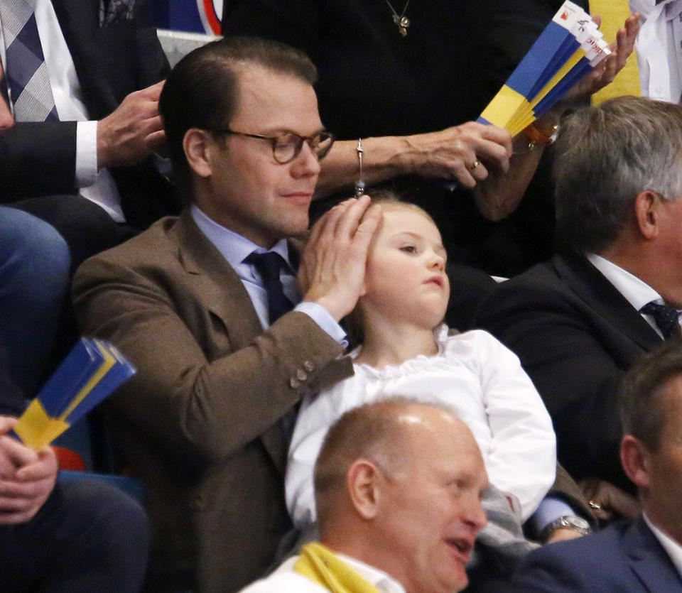 Total verschmust zeigte sich Prinzessin Estelle bei der Handball Europameisterschaft in Stockholm mit ihrem Papa Prinz Daniel. Zwar spielte Schweden gegen Spanien, aber das interessierte die kleine Prinzessin nicht. Sie kuschelte lieber mit ihrem Papa. 