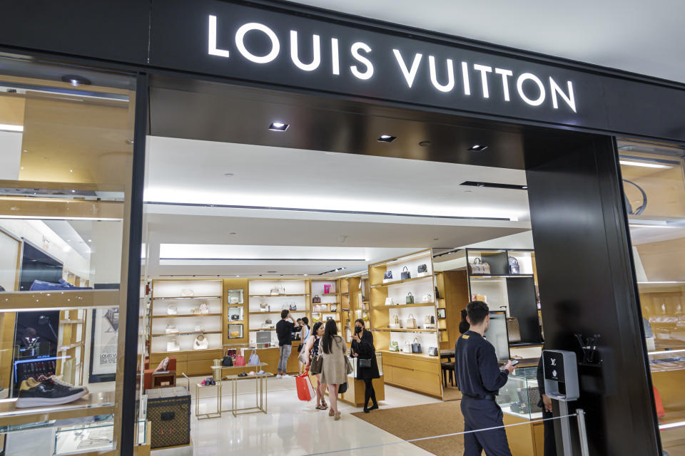 <p>El conglomerado francés LVMH, al que pertenecen 76 marcas de lujo de sectores de la moda, la cosmética, la belleza o la perfumería, tiene una capitalización de mercado de 295.300 millones de euros y cierra el podio de las empresas más valiosas de Europa. (Foto: Jeffrey Greenberg / Universal Images Group / Getty Images).</p> 