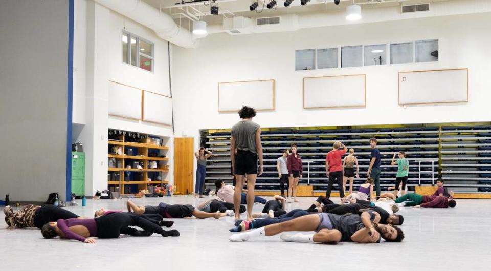 Los bailarines de Miami City Ballet, ensayando “Sea Change” (Roberts/Adams). 