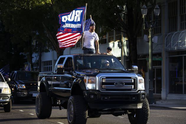 Les contre-manifestants en route pour Portland, samedi.