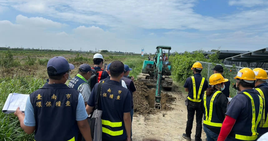 力暘光電案場遭控違法掩埋事業廢棄物，經台南市衛生局開挖後確認無違法事宜。（圖／翻攝畫面）