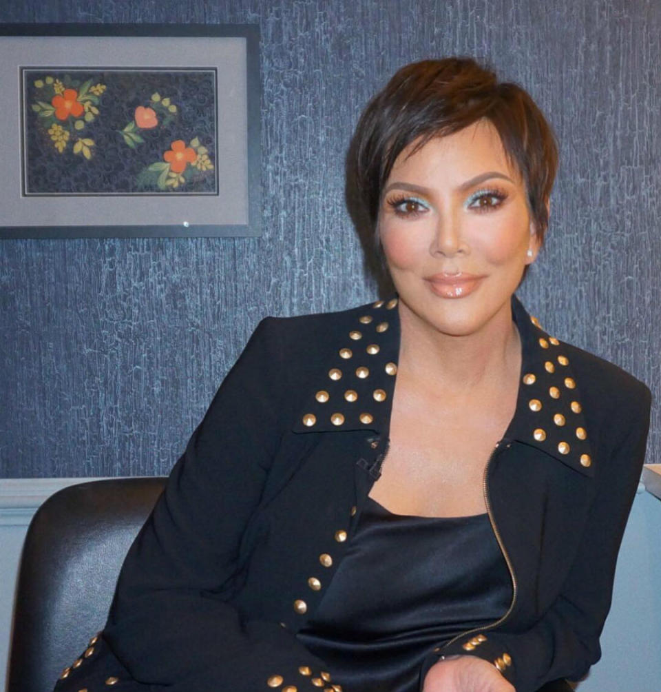 <p>El patrimonio neto estimado de Kris Jenner es de 60 millones de dólares (51,9 millones de euros), según las cifras de <a rel="nofollow noopener" href="http://time.com/money/4950313/kardashian-net-worth/" target="_blank" data-ylk="slk:‘Money’;elm:context_link;itc:0;sec:content-canvas" class="link ">‘Money’</a>. Hay que tener en cuenta que la idea del <em>reality</em> que lanzó a la familia al estrellato fue suya y que además ejerce como productora ejecutiva del programa. Por otro lado, la matriarca del clan se lleva aproximadamente un 10% de todas las ganancias de sus hijos por contratos publicitarios. (Foto: Instagram / <a rel="nofollow noopener" href="http://www.instagram.com/krisjenner/?hl=es" target="_blank" data-ylk="slk:@krisjenner;elm:context_link;itc:0;sec:content-canvas" class="link ">@krisjenner</a>). </p>