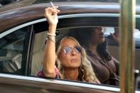 <p>Carrie Bradshaw, interprétée par Sarah Jessica Parker, sur le tournage de «And Just Like That». </p>