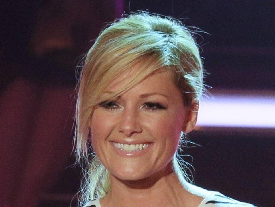 Nahaufnahme Helene Fischer mit Seitenscheitel und Hochsteckfrisur