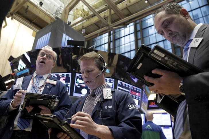 Traders work on the floor of the New York Stock Exchange February 2, 2016. REUTERS/Brendan McDermid