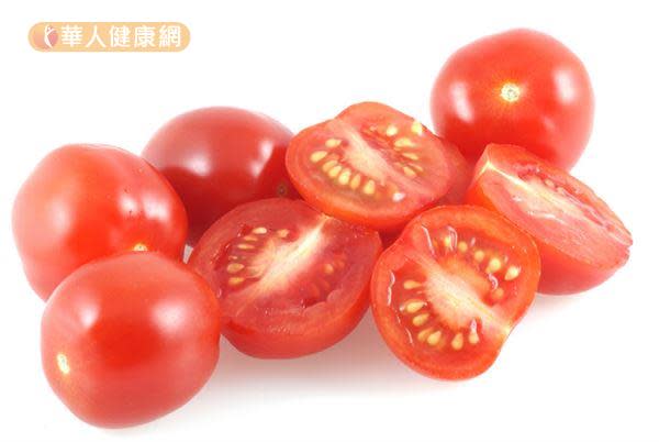 常見的紅色小蕃茄品種有玉女番茄和聖女番茄，前者口味較甜，後者偏酸，各有風味！