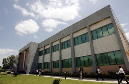 Employees walk in the Wipro campus in Bangalore June 23, 2009. REUTERS/Punit Paranjpe