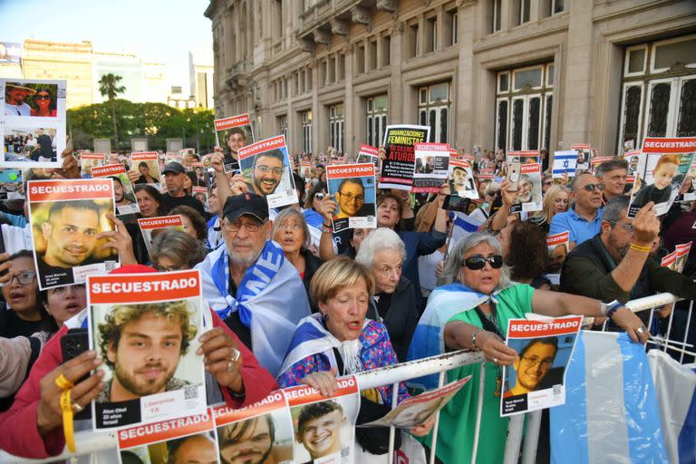 El acto en la Plaza del Vaticano, en las inmediaciones del Teatro Colón