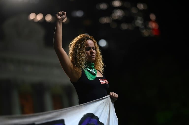 In Brasilien haben tausende Menschen gegen eine Verschärfung des Abtreibungsrechts demonstriert. In Rio de Janeiro zündeten die Protestierenden Kerzen an und riefen in Sprechchören "Ein Mädchen ist keine Mutter". (MAURO PIMENTEL)