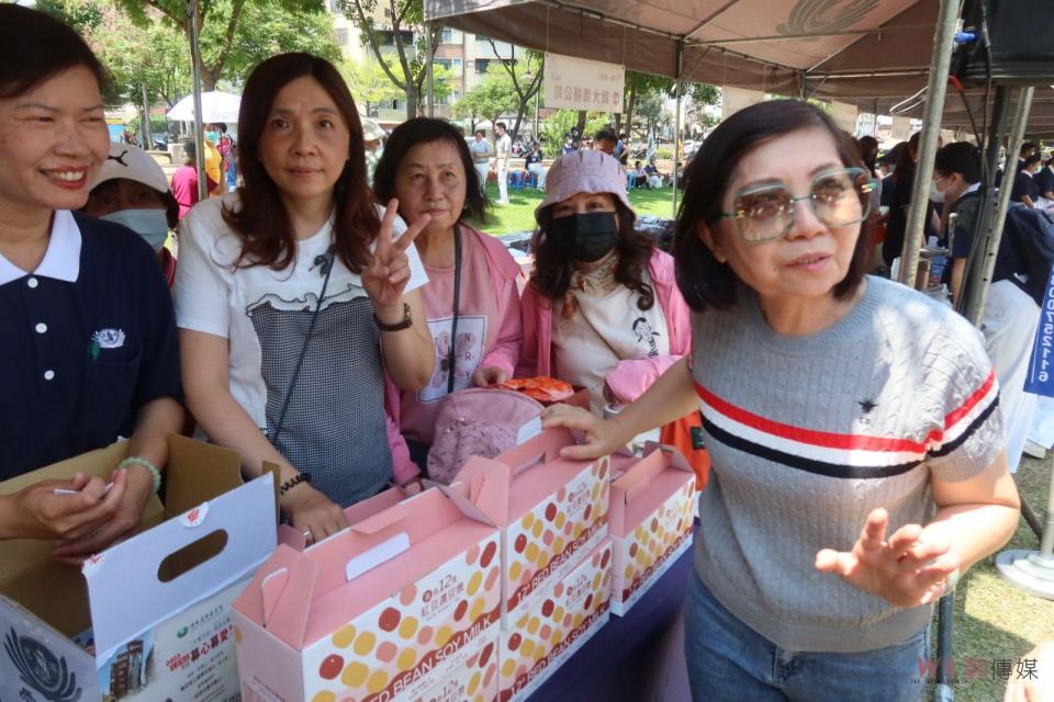 ▲0403地震造成花蓮災情嚴重，慈濟基金會在員林公園舉辦「花蓮震災」義賣愛心市集，所得全數捐作花蓮賑災之用。（記者陳雅芳攝）