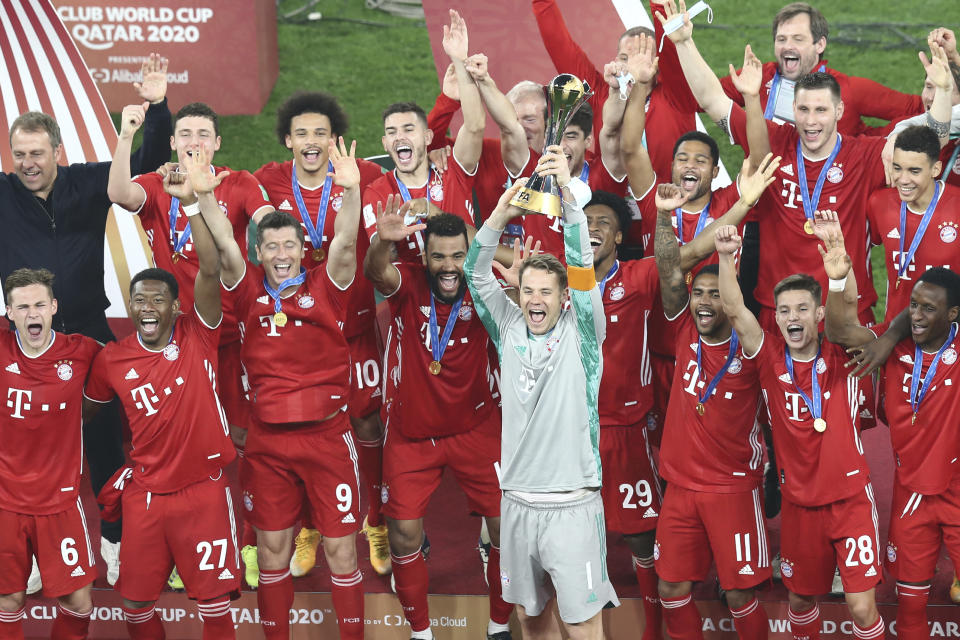 El arquero Manuel Neuer alza el trofeo con sus compañeros del Bayern Múnich tras vencer a Tigres de México en la final del Mundial de Clubes, Al Rayyan, Catar, el jueves 11 de febrero de 2021. (AP Foto)