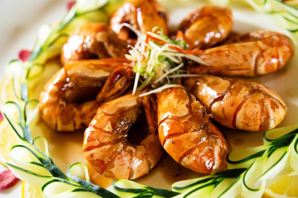 「紹興香煎蝦」選用肉質肥美、體型壯碩的海草蝦，吸附酒香更醉人。（2,160元／份）