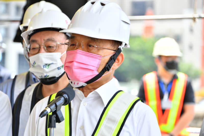 ▲蘇貞昌赴竹北視察，民進黨立法院黨團總召柯建銘等人也一同現身。（圖／行政院提供）