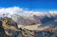 <p>Las vistas son, sin duda, incomparables en este destino en Nepal. Además, tendrás la oportunidad de ver el punto más alto del planeta, aunque sin tener que llegar a su cima. En total es una ruta de 64 kilómetros (40 millas) y es bueno ir entre marzo y mayo y de septiembre a noviembre. <em>Foto: samai saelim / Getty Images.</em> </p>