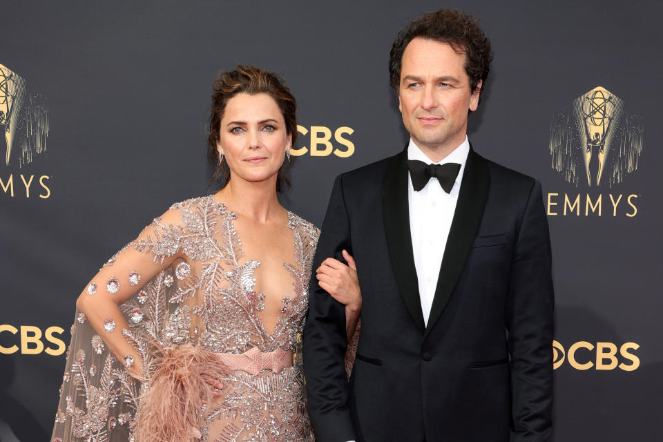 LOS ANGELES, CALIFORNIA - SEPTEMBER 19: (L-R) Keri Russell and Matthew Rhys attend the 73rd Primetime Emmy Awards at L.A. LIVE on September 19, 2021 in Los Angeles, California. (Photo by Rich Fury/Getty Images)