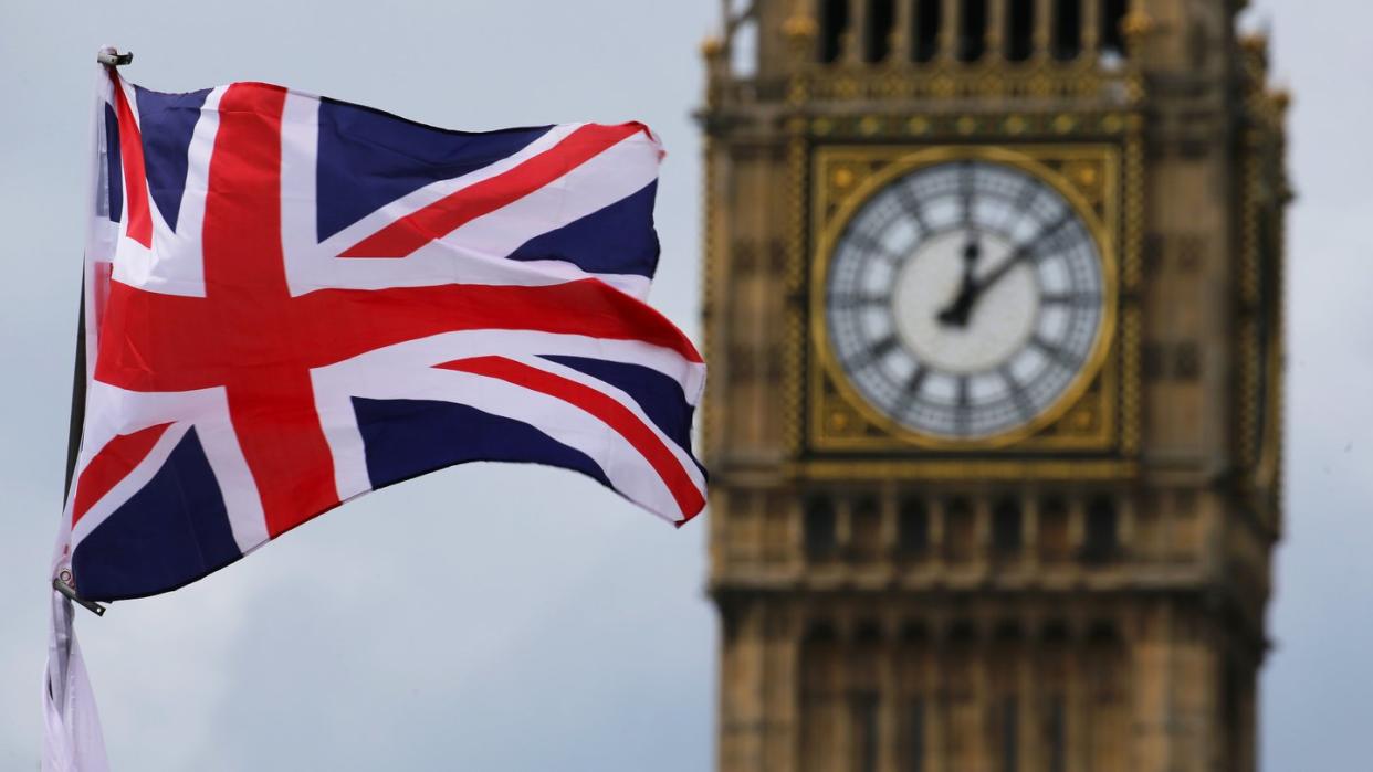 Der Union Jack weht vor Big Ben in London. Die Debatte um den Brexit hat das Land so gespalten, wie sonst kein anderes Thema seit Jahrzehnten. Foto: Michael Kappeler