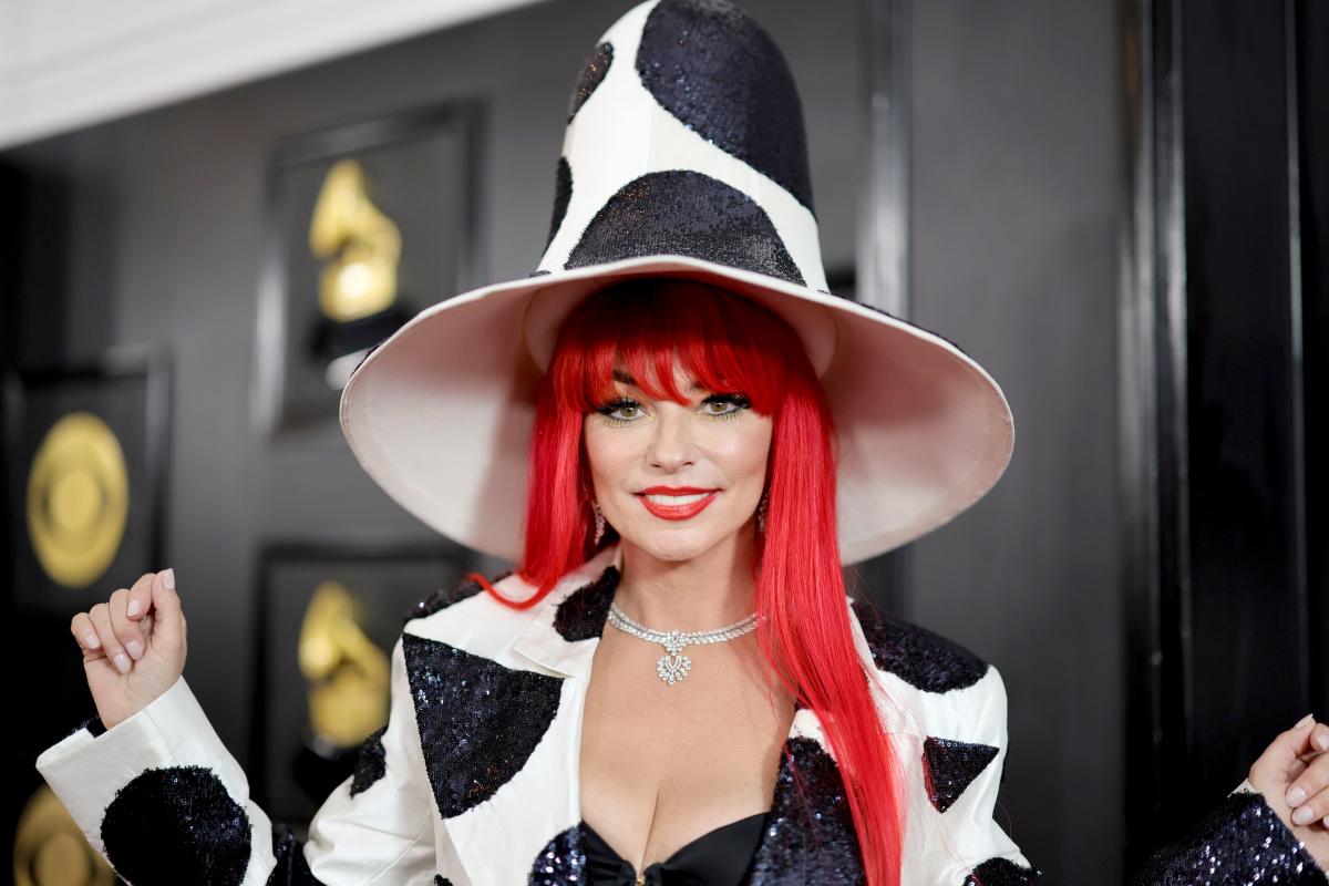 Shania Twain rocks the 2023 Grammys red carpet in a polka dot suit and