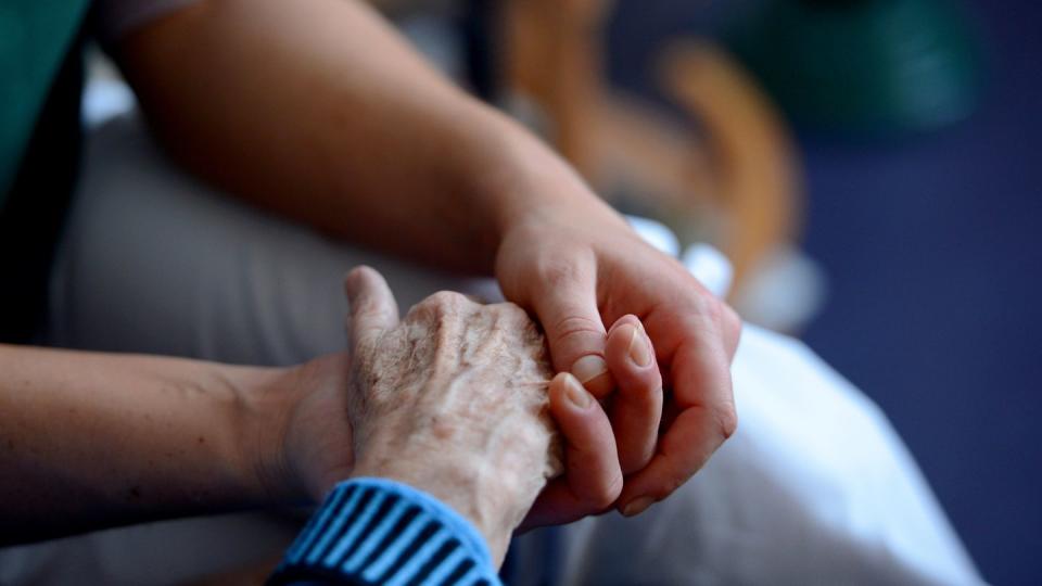 Wer alte, kranke oder behinderte Menschen pflegt, kann den Freibetrag erhalten, erklärt die Deutsche Rentenversicherung Bund. Das gilt auch für Übungsleiter, Ausbilder und Erzieher.
