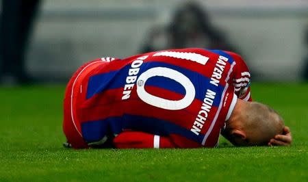 Bayern Munich's Arjen Robben lies injured on the pitch during their Bundesliga first division soccer match against Borussia Moenchengladbach in Munich March 22, 2015. REUTERS/Michael Dalder