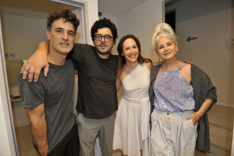 El elenco de Made in Lanus, feliz post estreno: Esteban Meloni, Alberto Ajaka, Malena Solda y Cecilia Dopazo