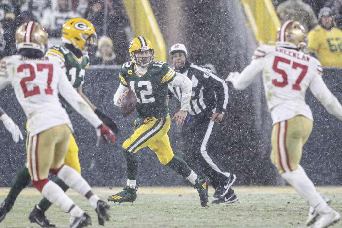 El quarterback de los Green Bay Packers Aaron Rodgers (12) corre con el balón durate el partido del playoff divisional de la NFL ante los San Francisco 49ers, el sábado 22 de enero de 2022, en Green Bay, Wis. (AP Foto/Jeffrey Phelps)