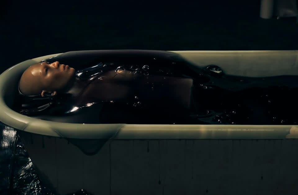 蕭敬騰MV突破自我裸上身泡進裝滿黑水的浴缸。（圖／華納音樂提供）