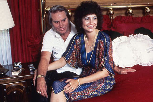 <p>Beth Gwinn/Getty</p> George and Nancy Jones at home in Texas in January 1985