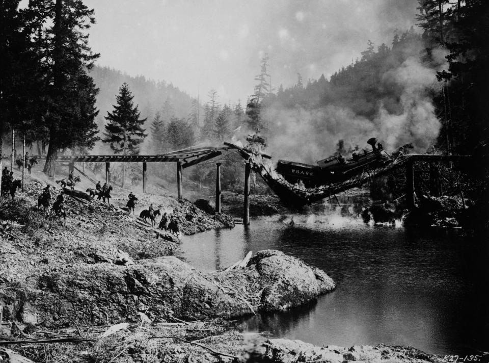 Buster Keaton nahm das moderne Actionkino vorweg. In seinem Film "The General" (1926) ließ er eine echte Lokomotive, die "Texas", in einen Fluss stürzen. Es war einer der teuersten "Spezialeffekte" der Stummfilmzeit. Erst Jahre später übrigens wurde das Wrack der Lokomotive aus dem Fluss geborgen. (Bild: Hulton-Deutsch Collection/CORBIS/Corbis via Getty Images)