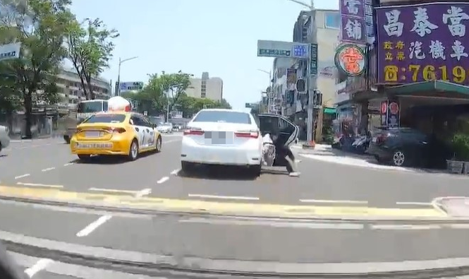 白車行駛中，突有女子從副駕駛座開門跳車。翻攝爆料公社