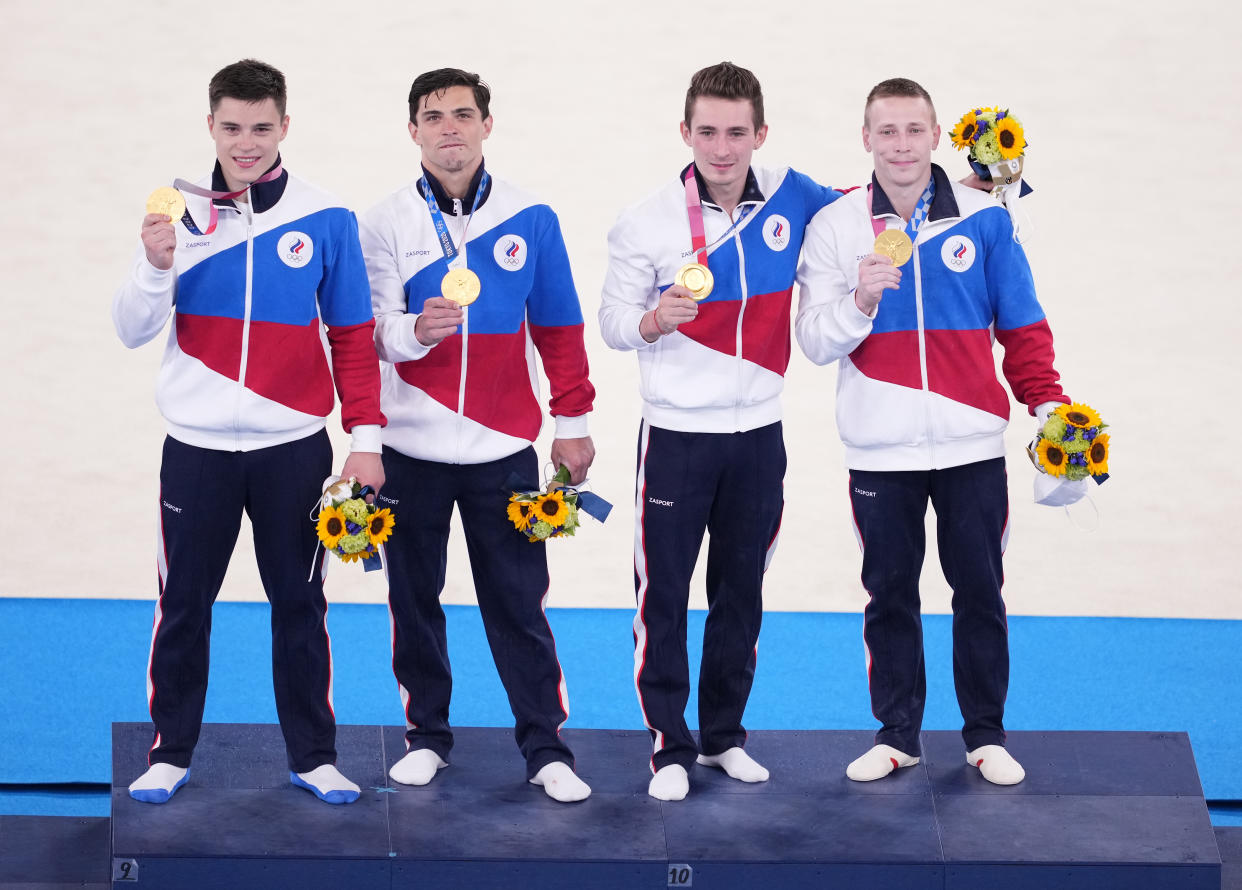 Gimnastas rusos que representan al Comité Olímpico Ruso celebran la medalla de oro varonil por equipo en la gimnasia artística en Tokio, el 26 de julio de 2021, durante las Olimpiadas pospuestas de Tokio 2020. (Chang W. Lee/The New York Times)