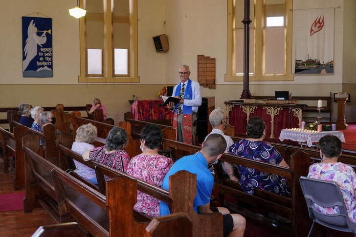 Wider Image: Una oración desde el cielo: pastor australiano que pilota sobre el campo despega de nuevo