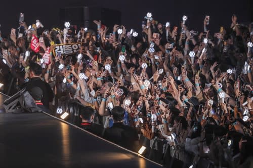 Fans were waving around lightsticks that were remotely controlled so the colours could be changed simultaneously, which resulted in a brightly lit sea of white, red, blue or whatever colour the staff set them to.