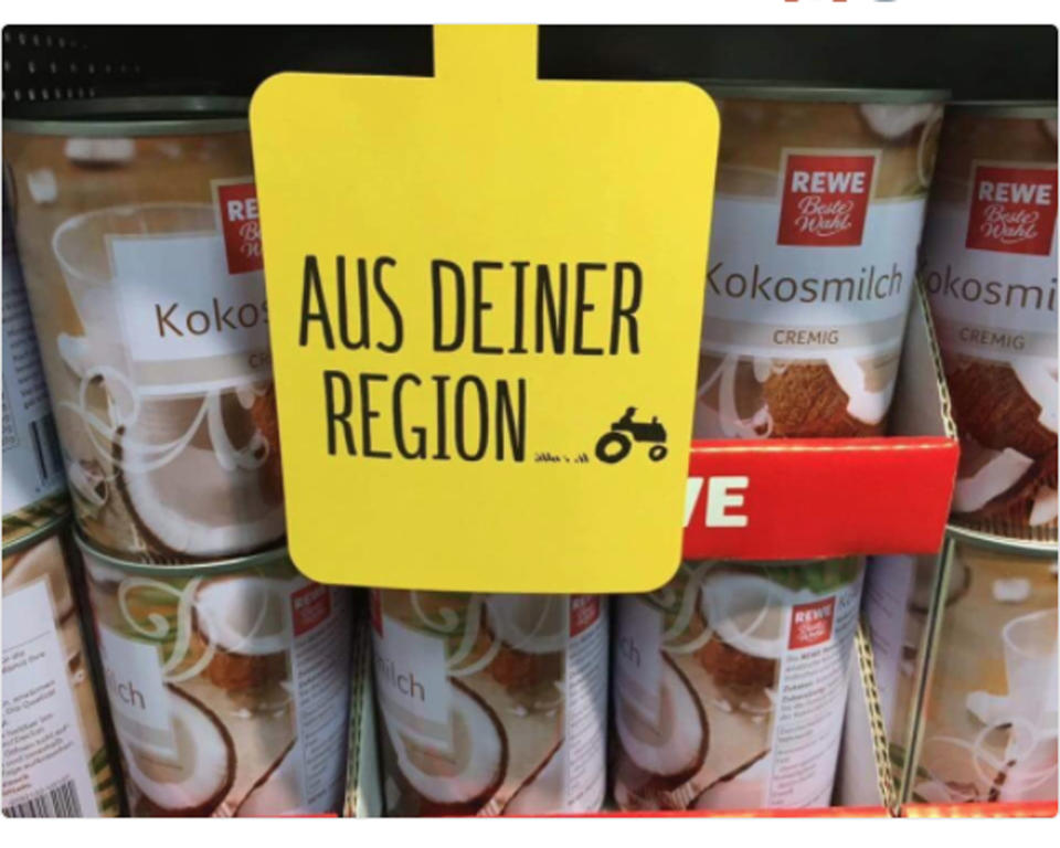 <p>Mit dem Slogan „Aus deiner Region“ wird in Supermärkten derzeit versucht, Produkte aus dem unmittelbaren Umfeld der Käufer zu unterstützen. Bei Milch oder Kartoffeln kann das natürlich funktionieren. Absurd wird es nur, wenn die Produkte wie bei diesem Deko-Fail offensichtlich nicht aus der Region stammen. Oder wo genau wachsen die deutschen Kokospalmen? (Bild: Twitter/HappyHilde09) </p>