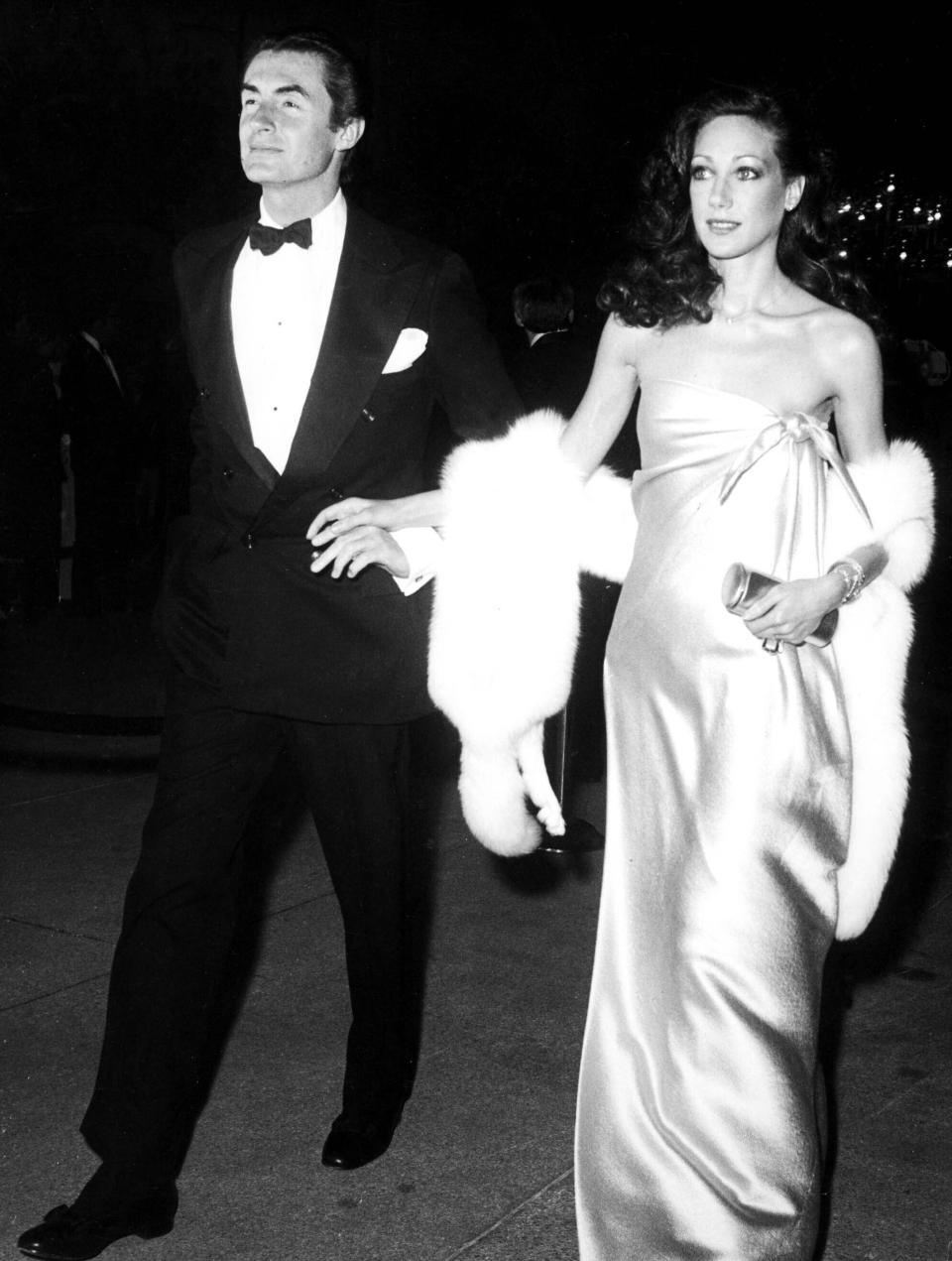 ***FILE PHOTO*** Director Joel Schumacher Has Passed Away at 80. Marisa Berenson And Joel Schumacher At The Academy Awards in 1976.. Credit: 2048627Globe Photos/MediaPunch /IPX