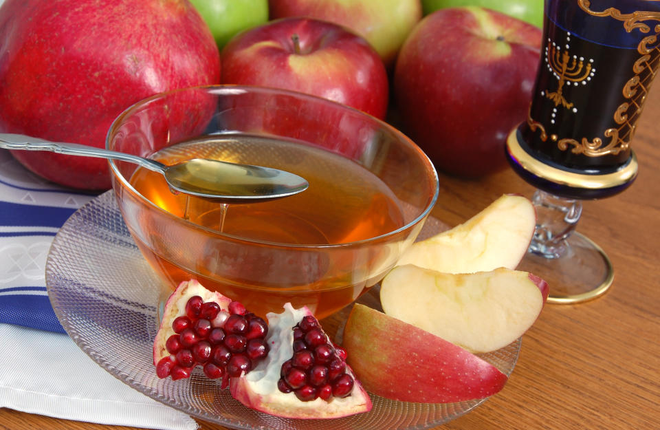 Des mets doux, comme de la pomme avec du miel ou la grenade, sont consommés lors de Roch Hachana afin que l'année à venir soit douce.