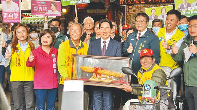 副總統賴清德（左四）獲贈鹽水武廟龍筆，台南市長黃偉哲（右三）預祝「一筆定江山」。（張毓翎攝）